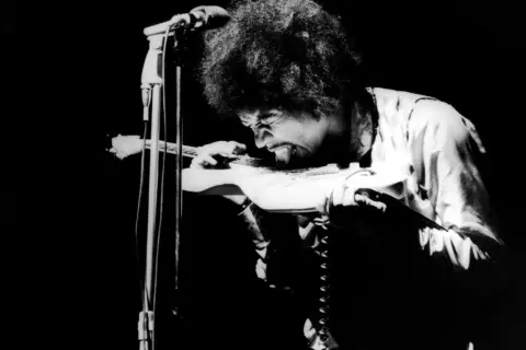 Kto gra na gitarze elektrycznej w While My Guitar Gently Weeps?