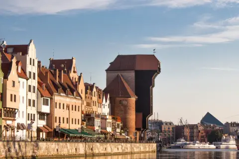 Nad Motławą w Gdańsku, Żuraw i kamienice tworzą malowniczy widok. Poznaj ciekawostki o Gdańsku!