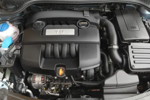 Silnik wolnossący 1.6 z logo Škoda. Czysty i zadbany, gotowy do pracy.