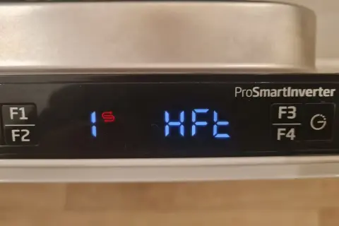 Wyświetlacz zmywarki Beko pokazuje "1 S HFE". Dowiedz się, jak zresetować zmywarkę Beko, gdy pojawi się ten kod błędu.