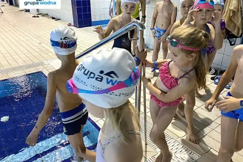 Ile trwa nauka pływania dzieci? Realne ramy i kluczowe etapy