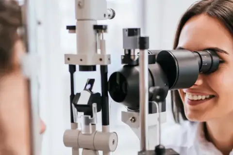 Ile kosztują okulary w Vision Express? Sprawdź ceny i promocje!