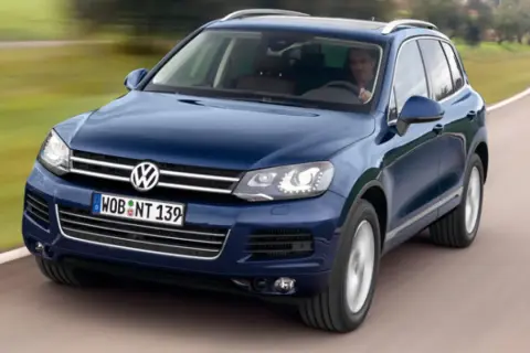 Un Touareg 3.0 V6 TDI azul circula por una carretera. ¿Problemas comunes de este modelo?