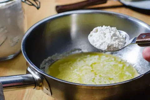 Perfekcyjna zasmażka do zupy? Poznaj triki na gładką konsystencję!