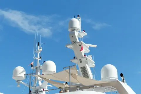 Torre di un superyacht con antenne e cupole, tra cui un radar. Il suo significato è fondamentale per la navigazione sicura.