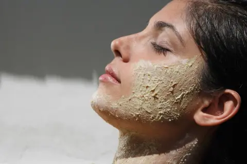 Ile trzymać peeling na twarzy, by uniknąć podrażnień skóry?