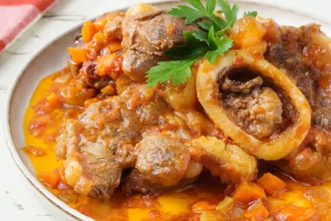Ossobuco succulento in umido con verdure, un'ottima ossobuco ricetta veloce per un pasto saporito.