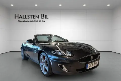 Mörkgrå cabriolet Jaguar XKR till salu hos Hallsten Bil. En sportig dröm som väntar på dig.