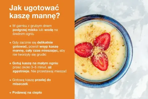 Pyszna kasza manna na mleku, udekorowana plasterkami truskawek i okruszkami ciastek, gotowa do podania.