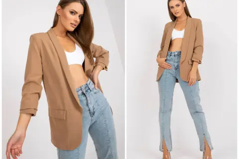 Modelka w beżowej marynarce i białym topie, prezentująca stylizację co pod marynarkę damską.