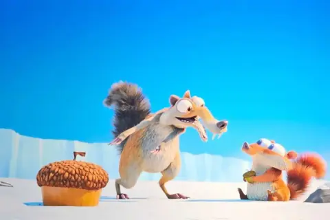 Scrat und ein kleineres Eichhörnchen im Schnee, beide auf der Jagd nach einer riesigen Eichel. Ein Moment aus Ice Age 6.