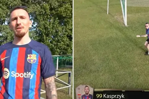 Szymon Kasprzyk w koszulce FC Barcelony i na boisku piłkarskim.