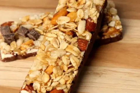 Baton proteinowy: Przed czy po treningu? Wybierz mądrze!