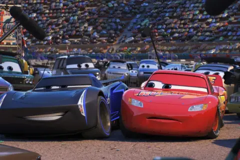 Lightning McQueen und Jackson Storm im Rennen. Fans warten gespannt auf die Cars 4 Release Date.