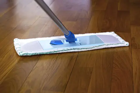 Mop na drewnianym parkiecie. Dowiedz się, czym myć parkiet żeby się błyszczał i nadać mu blask.