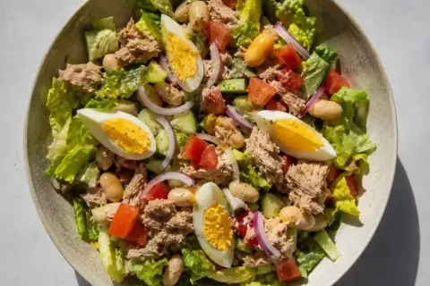 En fräsch tonfisk sallad med ägg, bönor, tomat, gurka och rödlök.