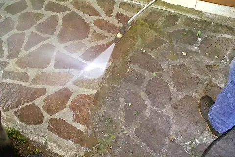 Pulizia della palladiana esterna con idropulitrice. L'acqua rimuove sporco e detriti, rivelando la bellezza della pietra.