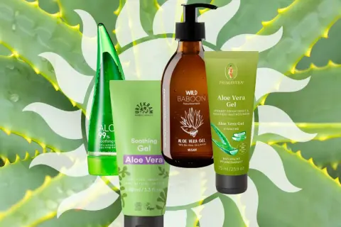 Vier Produkte mit organischem Aloe Vera Gel, umgeben von Aloe-Blättern.