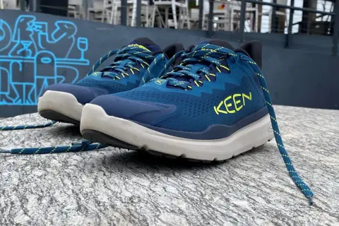 Niebieskie buty Keen z żółtymi akcentami, idealne na wędrówki. Keen to firma znana z wytrzymałego obuwia outdoorowego.
