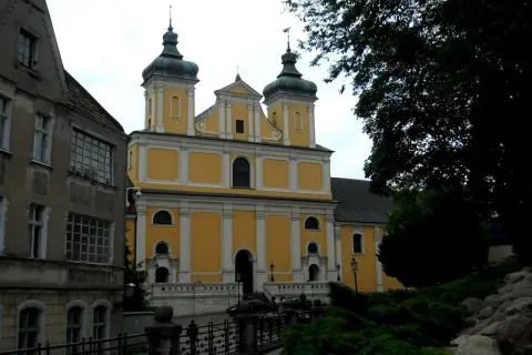 Franciszkowie Poznań wzgórze Przemysła. Żółty kościół z zielonymi kopułami góruje nad miastem.