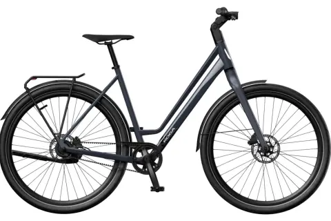 Strakke, donkerblauwe snelle stadsfiets voor heren met riemaandrijving en schijfremmen. Ideaal voor woon-werkverkeer.