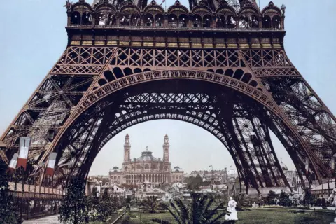 La Tour Eiffel, témoin de l'histoire, se dresse fièrement sur le Champ de Mars, offrant une vue sur le Palais de l'Industrie.
