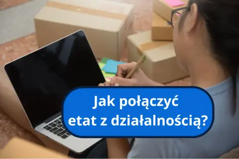 Kobieta z laptopem i notatkami planuje swoją działalność gospodarczą na etacie, otoczona paczkami.