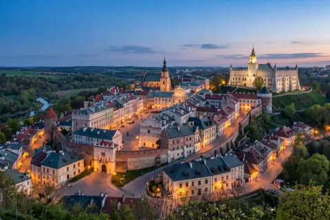 Zamek i rynek w Kazimierzu Dolnym o wschodzie słońca. Malowniczy wschód polski z widokiem na miasto i rzekę.