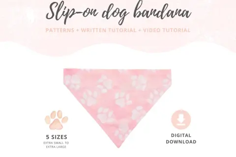 Un collier bandana chien rose pâle avec des empreintes de pattes blanches. Modèles et tutoriels disponibles en téléchargement numérique, 5 tailles.