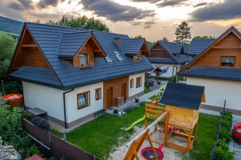 Domki letniskowe w Brennej oferują mnóstwo atrakcji: plac zabaw, zjeżdżalnię, huśtawkę i balie. Idealne miejsce na rodzinny wypoczynek.