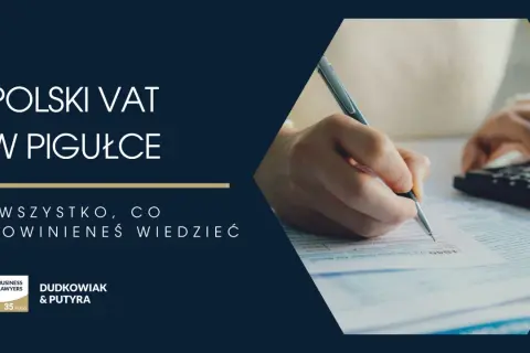 Polski VAT w pigułce: wszystko, co powinieneś wiedzieć o stawkach VAT. Ręka pisze na dokumencie, obok kalkulator.