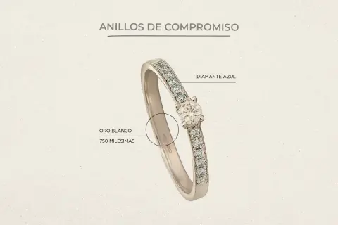 Anillo de compromiso como debe ser: oro blanco 750 milésimas con diamante azul central y diamantes laterales.