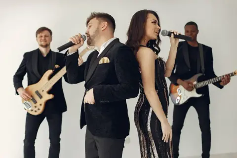 DJ czy zespół na wesele – co wybrać, by uniknąć rozczarowania?