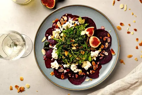 Rote Bete Carpaccio mit Feigen, Ziegenkäse und Mandeln. Ein leichtes Gericht, das den Gaumen erfreut.