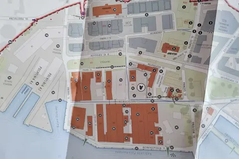 Mapa Stoczni Gdańskiej z zaznaczonymi obiektami i trasami zwiedzania.