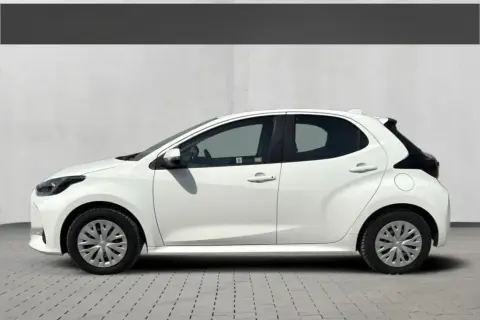 Biała, używana Toyota Yaris z salonu, z czarnymi akcentami, gotowa na nowe przygody.