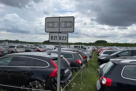 Duży parking z rzędami samochodów, znak B21 B22. Idealne miejsce na **valet parking**, gdzie Twój samochód jest bezpieczny.