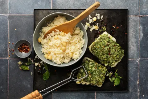 Due filetti di luccio alla griglia con erbe aromatiche e spezie, serviti con riso basmati e ceci.