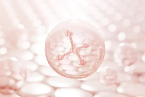 Molecola di acido salicilico in una bolla, simbolo di miglioramento della pelle prima e dopo.