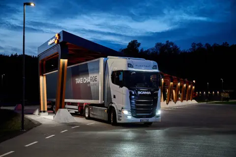 Camion électrique Scania de la nouvelle gamme, en charge dans une station moderne.