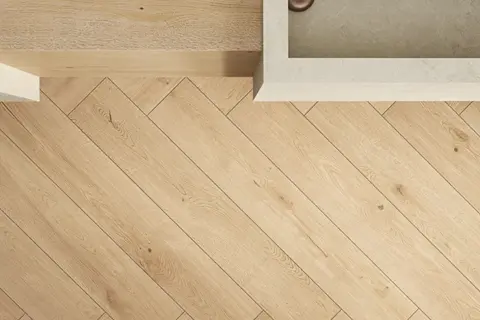 Instalación de porcelanato de 120x20 en espiga, creando un patrón elegante y moderno en el suelo.