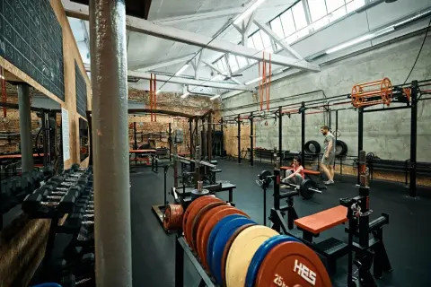Siłownie w Manufakturze: Porównanie ofert, cen i udogodnień
