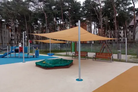 Jak zacienić plac zabaw: skuteczne metody na zapewnienie cienia
