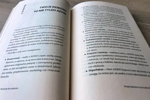 Otwarta książka, rozdział "Twoje dziecko to nie tylko ADHD". Opisuje cechy i umiejętności osób z ADHD, np. kreatywność, hiperfokus.