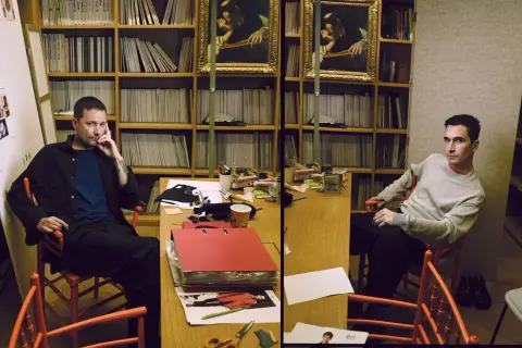 Lázaro Hernández, rodeado de libros y bocetos, reflexiona en su estudio.