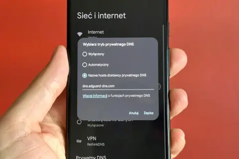 Ustawienia prywatnego DNS w telefonie, by wyeliminować ciągle wyskakujące reklamy. Wybrano dns.adguard-dns.com.
