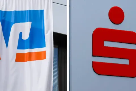 Links das Logo der Volksbank, rechts das rote "S" der Sparkasse. Ein visueller Vergleich der Banken.