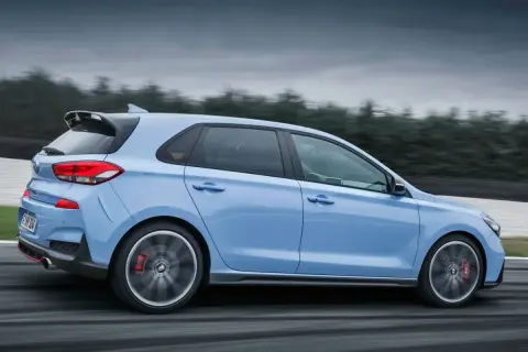 Hyundai i30 N azul en movimiento, mostrando su tracción y diseño deportivo en una pista.