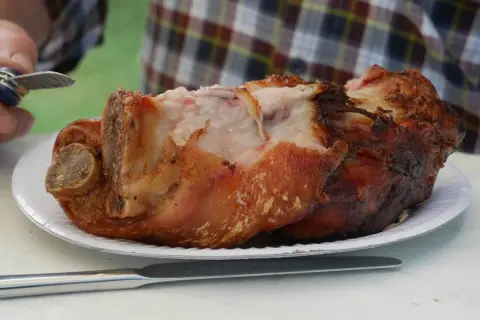 Chrupiąca golonka pieczona, idealna do podania. Dowiedz się, jak przyprawić golonkę do pieczenia, by była soczysta i aromatyczna.