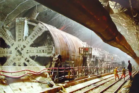Ogromna maszyna drążąca tunel, budowa eurotunelu. Pociąg jeszcze nie przejechał, ale maszyna jest gotowa do pracy.